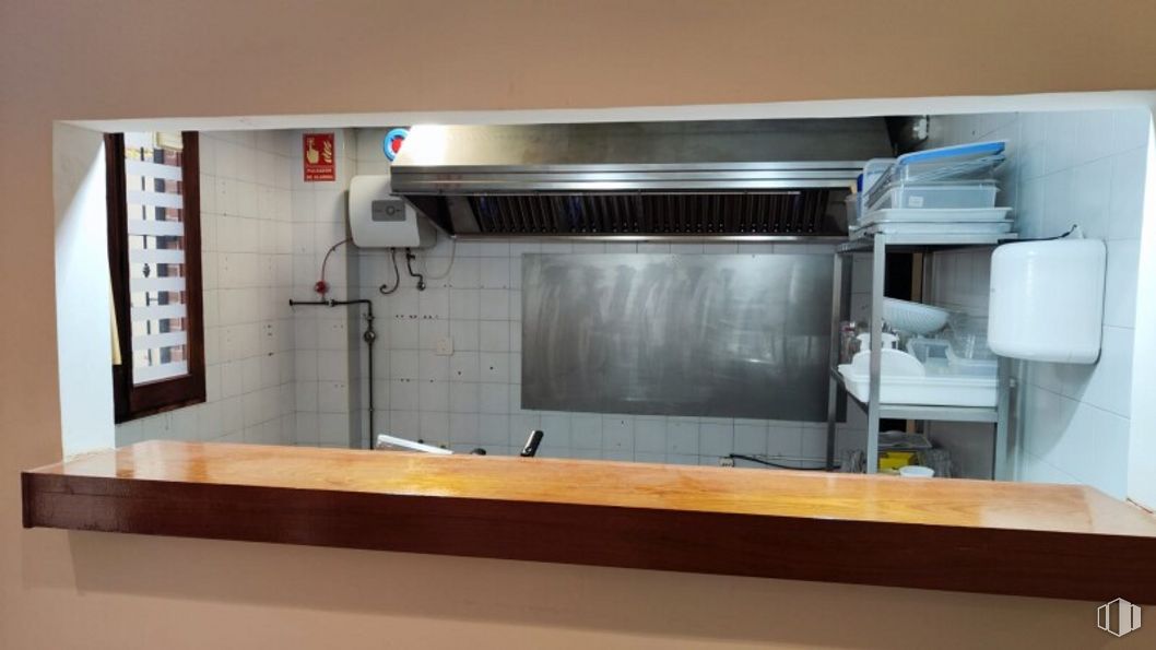 Retail for rent at Calle Escritorios, Alcalá de Henares, Madrid, 28801 with furniture, lighting, home appliance, countertop, cabinetry, kitchen, wood, microwave oven, kitchen appliance and gas around