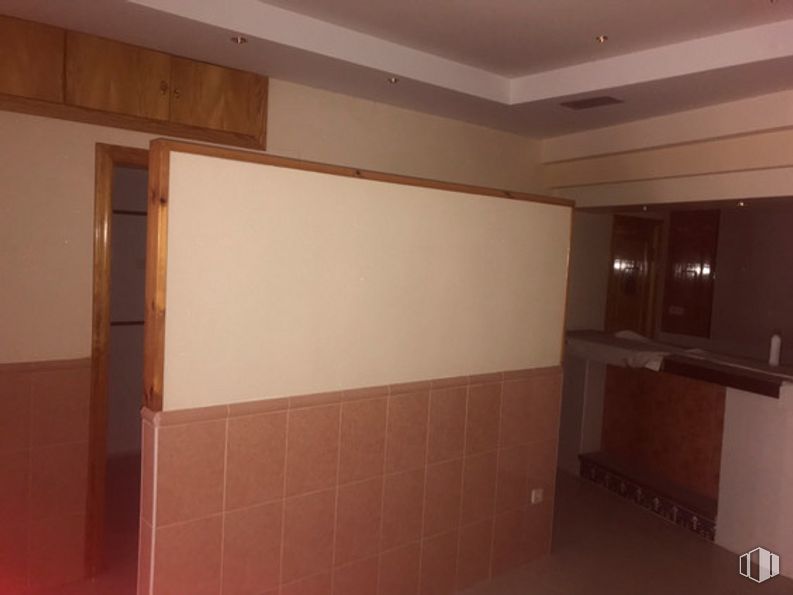 Retail for sale at Calle Martero, Ciempozuelos, Madrid, 28350 with countertop, whiteboard, wood, flooring, floor, building, ceiling, hardwood, hall and house around