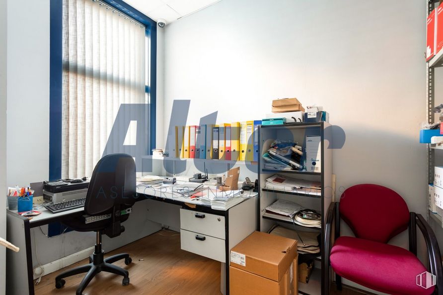 Office for sale at Calle Arroyo Bueno, Villaverde, Madrid, 28021 with chair, desk, window, shipping box, table, furniture, office chair, computer desk, interior design and drawer around