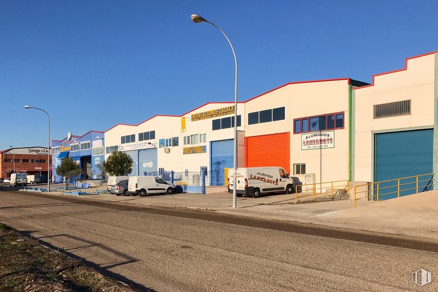 Industrial for sale & for rent at Calle Edison, 359, Talavera de la Reina, Toledo, 45600 with truck, van, street light, building, sky, window, car, vehicle, road surface and asphalt around