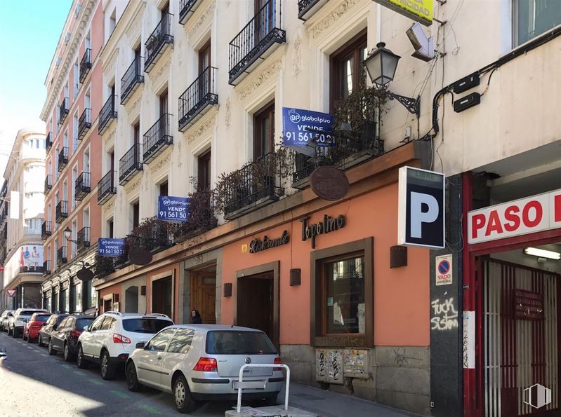 Retail for rent at Calle San Andrés, 38, Centro, Madrid, 28004 with car, automotive parking light, wheel, building, tire, window, vehicle, vehicle registration plate, neighbourhood and residential area around