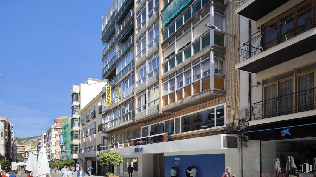 Office for rent at Calle Carretería, Cuenca, 16002 with building, window, sky, condominium, urban design, tower block, facade, city, metropolis and commercial building around