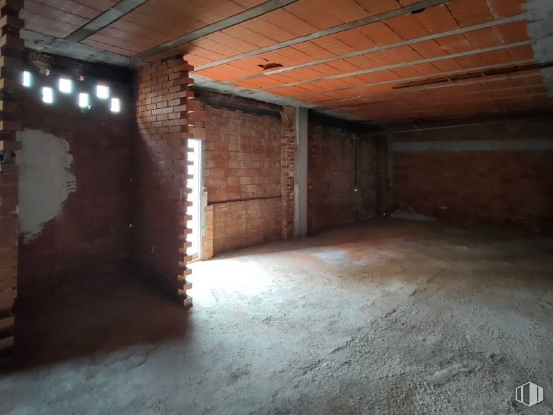 Retail for sale at Calle Carreteros, 9, Loeches, Madrid, 28890 with lighting, wood, floor, brickwork, flooring, fixture, brick, hall, composite material and ceiling around