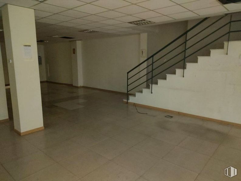 Retail for sale at Calle Londres, 38, Las Rozas de Madrid, Madrid, 28230 with building, wood, stairs, floor, hall, flooring, fixture, house, material property and tile flooring around