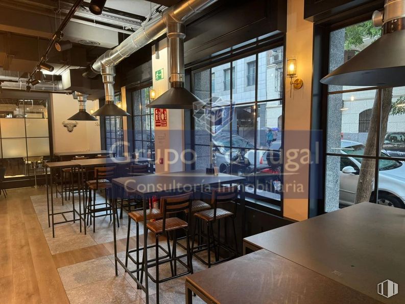 Local en alquiler en Zona Trafalgar, Chamberí, Madrid, 28010 con alumbrado, lámpara, interiorismo, mueble, restaurante, vidrio, silla, mesa de cocina y comedor, cafetería y aluminio alrededor