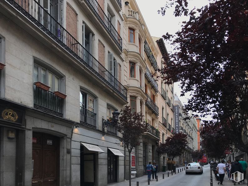 Local en alquiler en Calle Prado, 8, Centro, Madrid, 28014 con ventana, edificio, coche, infraestructura, vehículo, árbol, cielo, puerta, diseño urbano y barrio alrededor