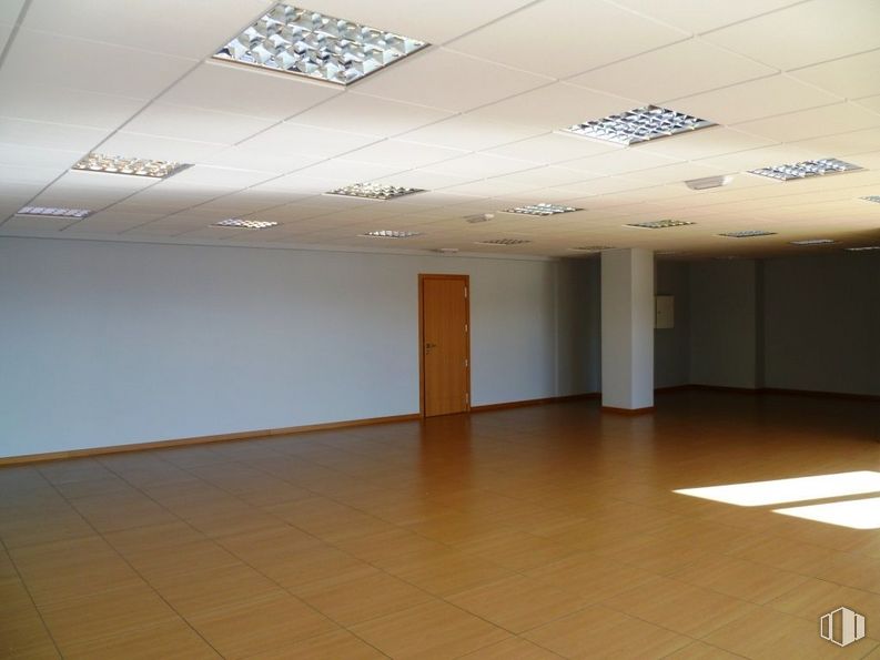 Oficina en alquiler en Zona empresarial, Alcobendas, Madrid, 28108 con puerta, lámpara, alumbrado, interiorismo, suelos, pared, hall, techo, accesorio y espacio alrededor