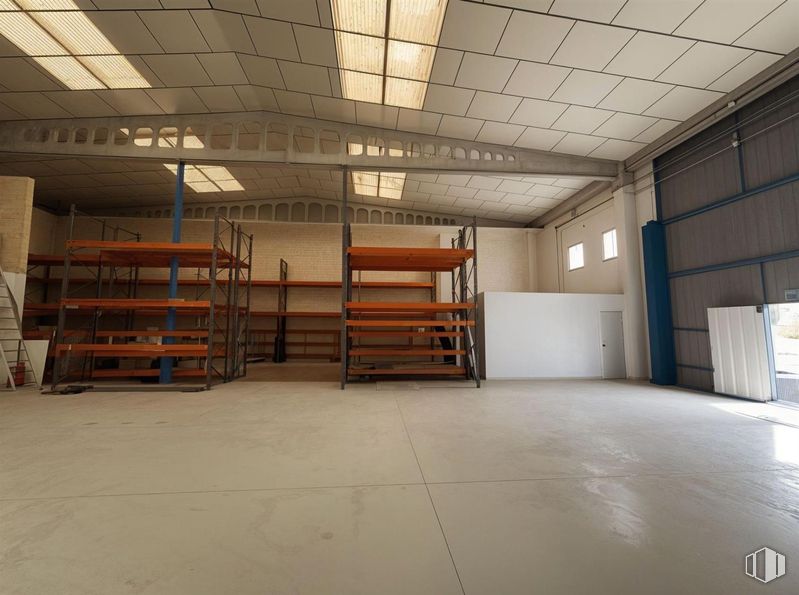 Industrial for sale at Polígono industrial Río de Janeiro, Algete, Madrid, 28110 with wood, interior design, hall, floor, flooring, building, hardwood, ceiling, beam and chair around