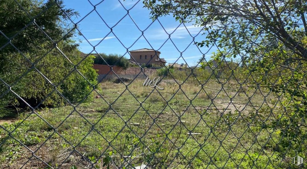 Land for sale at Calle Roble, Burguillos de Toledo, Toledo, 45112 with house, plant, sky, cloud, fence, natural environment, mesh, tree, land lot and vegetation around