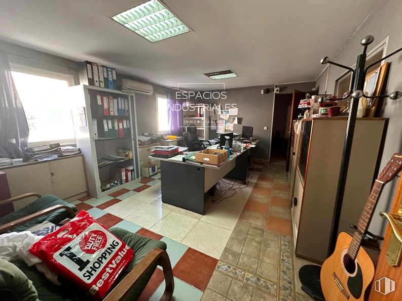 Nave en venta en Calle Moreras, 1, Ciempozuelos, Madrid, 28350 con guitarra, escritorio, lámpara, alumbrado, estantería, mueble, mesa, propiedad, instrumento musical y ventana alrededor