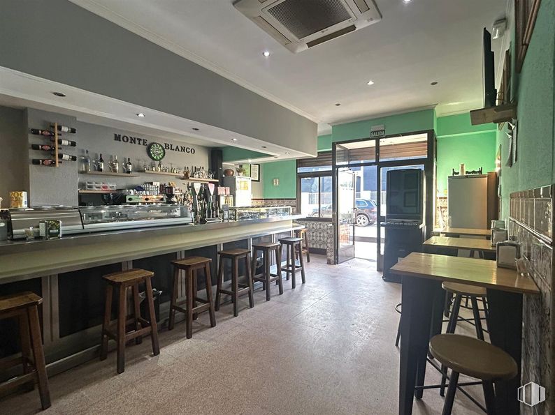 Retail for sale at Zona Fuenlabrada, Fuenlabrada, Madrid, 28944 with stool, light fixture, furniture, restaurant, bar, countertop, chair, cleanliness, pub and cafeteria around