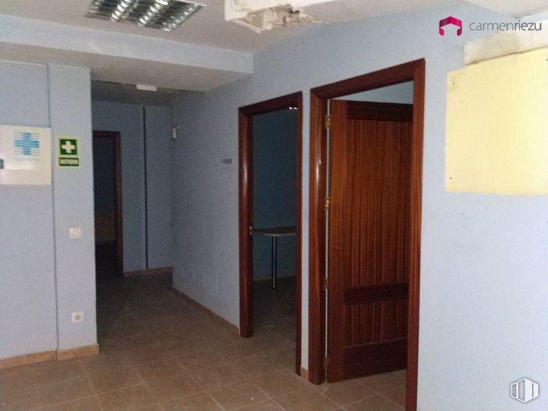 Retail for sale at Calle Carlos Rubio, 4, Tetuán, Madrid, 28039 with door, fixture, wood, interior design, flooring, floor, home door, wood stain, real estate and hall around