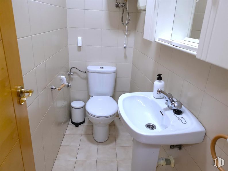 Office for rent at Calle Gran Vía, 28, Majadahonda, Madrid, 28220 with toilet, sink, soap dispenser, toilet seat, bathroom, bathroom sink, plumbing fixture, tap, plumbing and floor around