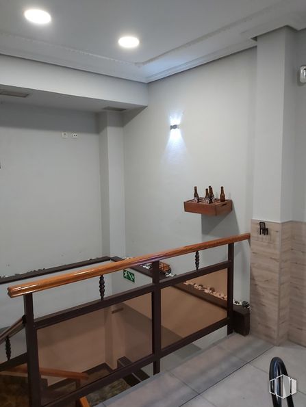 Local en venta en Avenida Reyes Católicos, 23, Alcalá de Henares, Madrid, 28802 con madera, edificio, pavimento, piso, techo, madera, evento, mesa, pasillo y accesorio alrededor