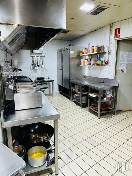 Retail for rent at Zona Centro, Getafe, Madrid, 28902 with kitchen, kitchen appliance, major appliance, countertop, home appliance, cookware and bakeware, aluminium, food, kitchen stove and cabinetry around