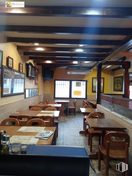 Retail for sale & for rent at Zona centro, Parla, Madrid, 28980 with chair, table, table top, furniture, building, wood, interior design, hardwood, flooring and window around