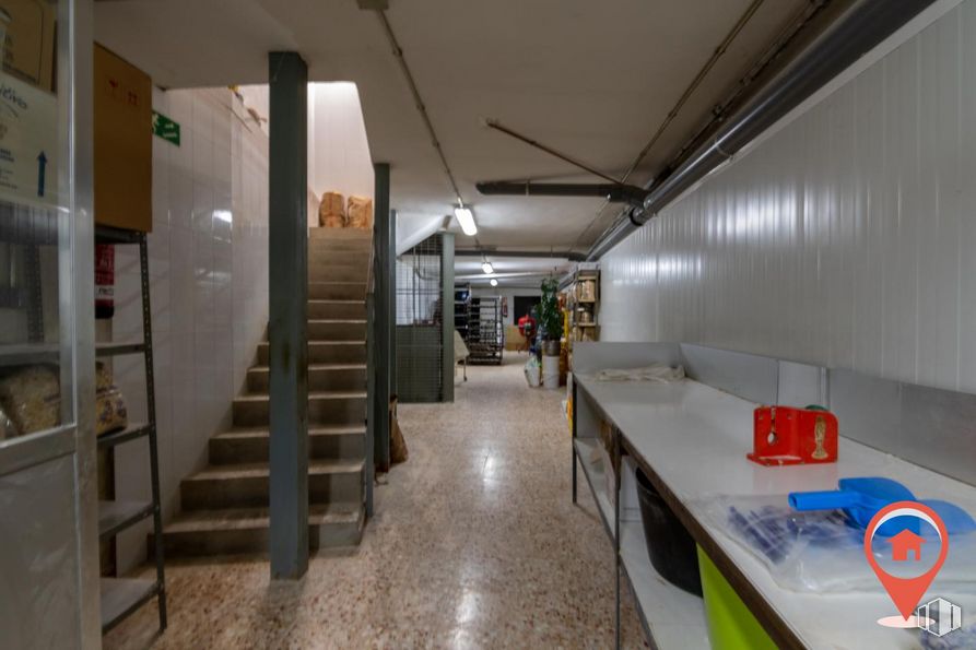 Retail for sale at Calle Nuestra Señora Soledad, Fuensalida, Toledo, 45510 with property, building, interior design, table, architecture, door, fixture, flooring, floor and wall around