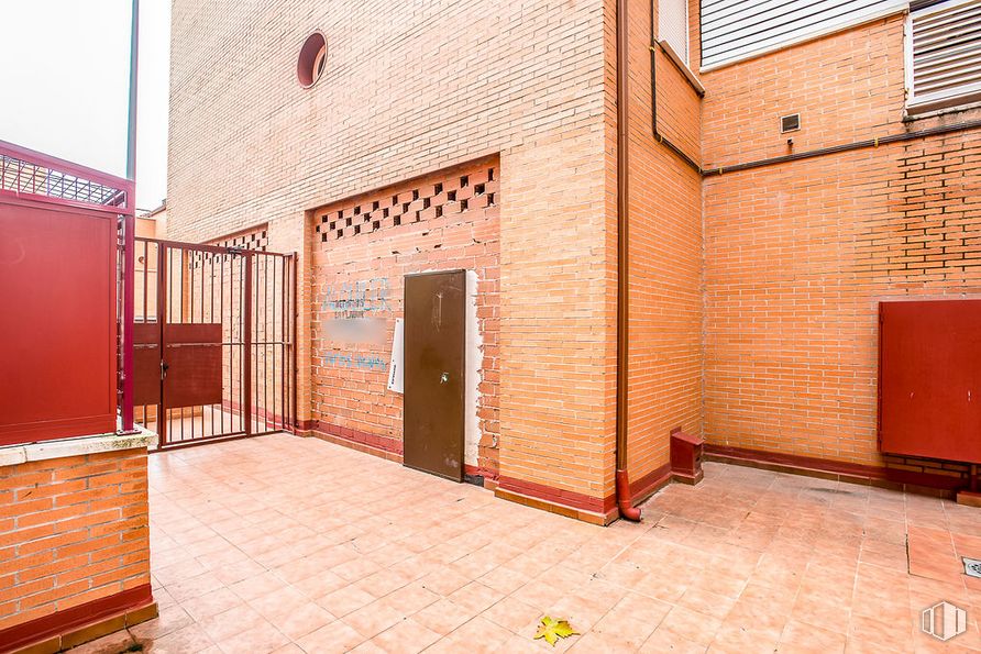 Local en alquiler y venta en Avenida Circunvalación, Daganzo de Arriba, Madrid, 28814 con puerta, ventana, propiedad, edificio, madera, superficie de la carretera, ladrillo, naranja, albañilería y suelo alrededor