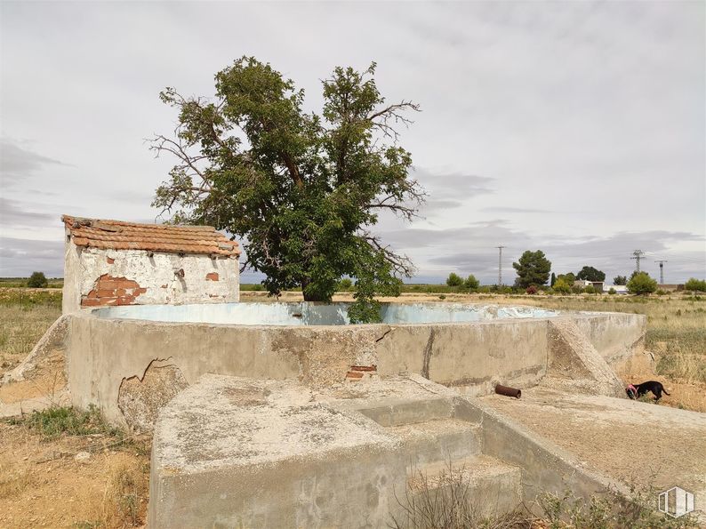 Land for sale at CM-410, Quintanar de la Orden, Toledo, 45800 with house, cloud, sky, plant, land lot, tree, building, landscape, grass and concrete around