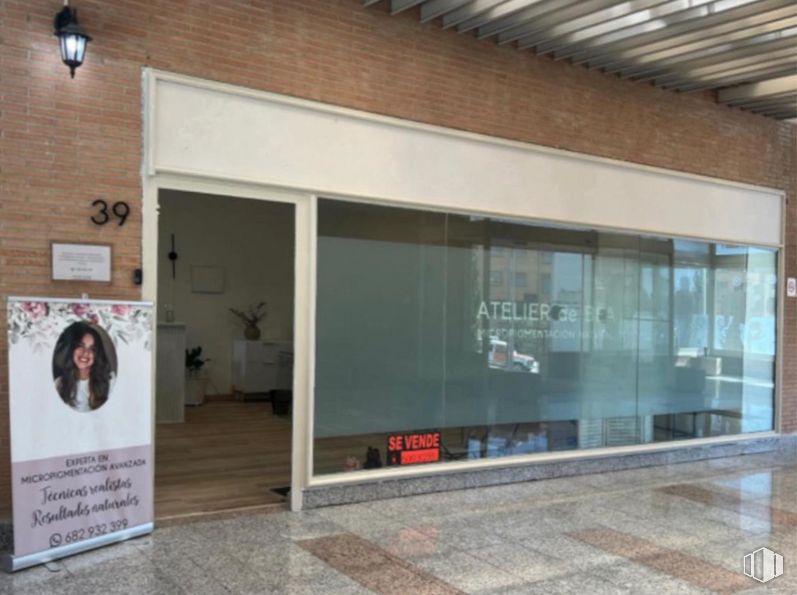 Local en venta en Centro Comercial El Palacio, Carretera Majadahonda, 50, Boadilla del Monte, Madrid, 28660 con persona, edificio, madera, sombra, suelo, suelos, ventana, fachada, casa y vidrio alrededor