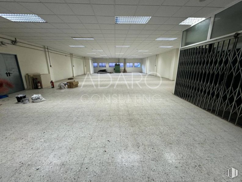 Industrial for rent at Calle Gamonal, Villa de Vallecas, Madrid, 28031 with flooring, floor, ceiling, hall, tile flooring, silver, fluorescent lamp, design, building material and tile around