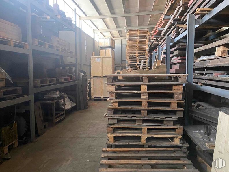 Industrial for sale at Zona industrial, Alcalá de Henares, Madrid, 28808 with shelving, building material, hardwood, inventory, plank, plywood, steel, shelf, beam and lumber around