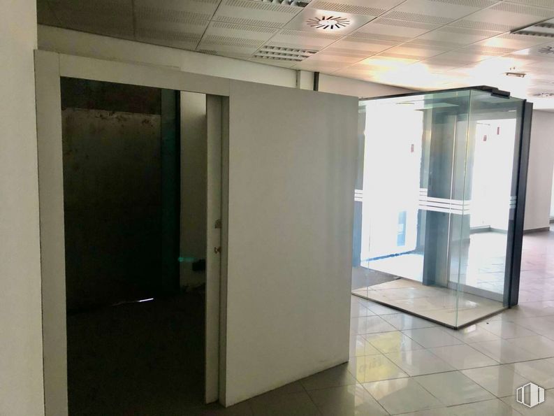 Retail for sale at Calle Cincel, 6, Rivas-Vaciamadrid, Madrid, 28529 with door, fixture, floor, flooring, automotive exterior, glass, composite material, vehicle door, ceiling and aluminium around