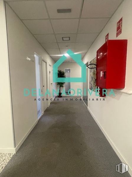 Oficina en alquiler en La Marazuela, Las Rozas de Madrid, Madrid, 28230 con accesorio, diseño de interiores, pasillo, edificio, suelo, piso, pared, techo, vidrio y diseño alrededor