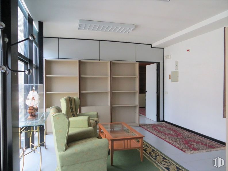 Oficina en alquiler y venta en Calle Altozano, Majadahonda, Madrid, 28220 con alumbrado, mesa, silla, mueble, propiedad, sofá, edificio, accesorio, estante y diseño de interiores alrededor