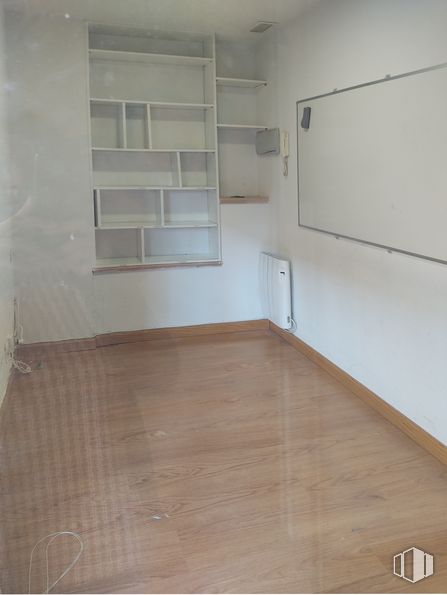 Retail for sale at Calle Patriarca, 14, San Lorenzo de El Escorial, Madrid, 28200 with whiteboard, fixture, wood, rectangle, flooring, floor, building, material property, beige and wood stain around