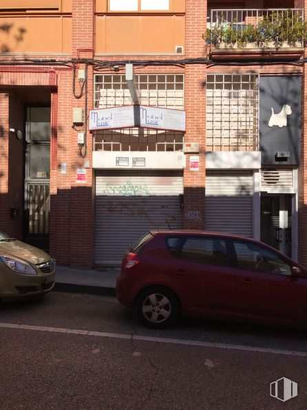 Retail for sale & for rent at Calle Alonso Núñez de Reinoso, 11, Guadalajara, 19002 with wheel, car, building, tire, property, vehicle, window, motor vehicle, automotive lighting and light around