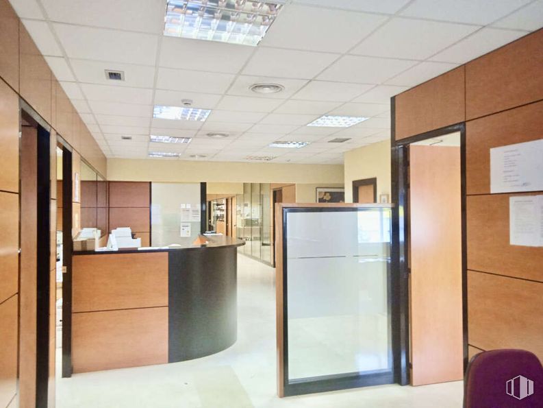 Industrial for sale at Polígono Villaverde, Villaverde, Madrid, 28021 with interior design, flooring, floor, ceiling, lighting, glass, furniture, door, cabinetry and light fixture around