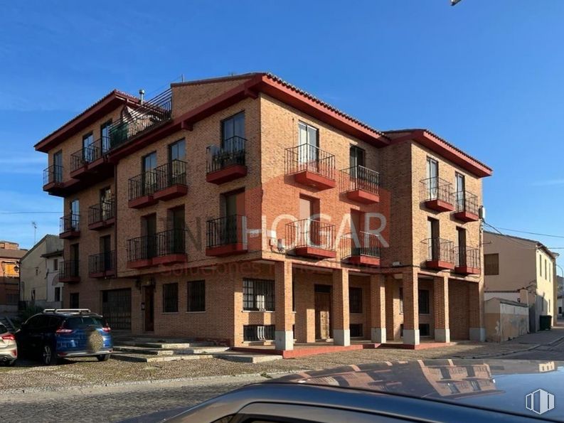 Retail for sale at Zona centro, Arévalo, Ávila, 05200 with car, building, sky, window, urban design, automotive exterior, vehicle, residential area, house and condominium around