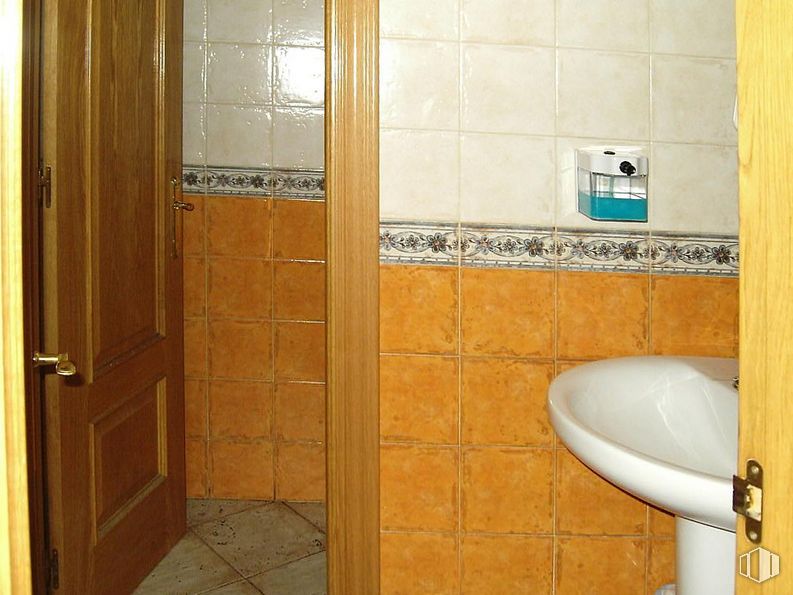 Retail for sale at Calle Encarnación, Ávila, 05005 with sink, door, plumbing fixture, fixture, bathroom, interior design, architecture, floor, flooring and wood around