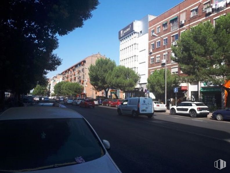 Local en venta en Calle Alcalá, San Blas - Canillejas, Madrid, 28022 con coche, camioneta, edificio, cielo, vehículo, ventana, infraestructura, superficie de la carretera, árbol y asfalto alrededor