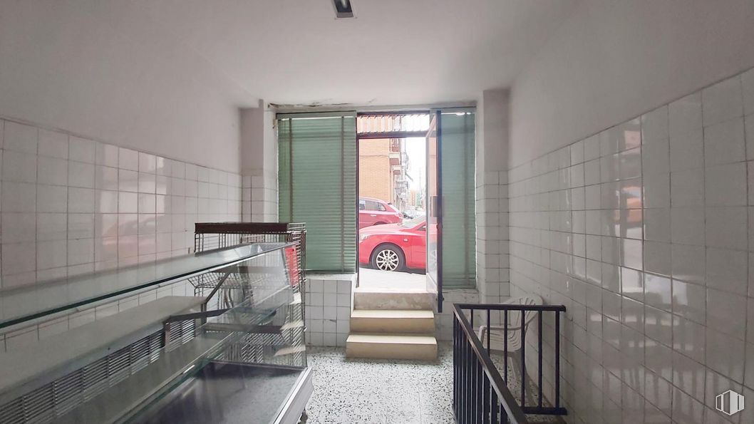 Local en venta en Zona Elipa, Ciudad Lineal, Madrid, 28017 con iluminación automotriz, vehículo, coche, diseño automotriz, accesorio, arquitectura, edificio, vehículo motorizado, piso y madera alrededor