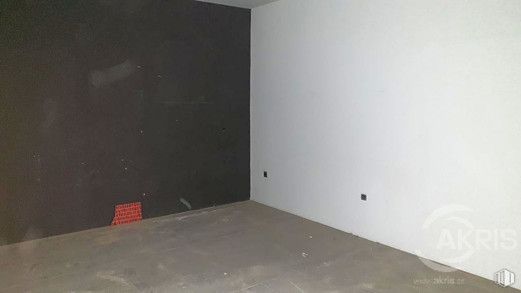 Retail for sale & for rent at Bulevar, Avenida Europa, Toledo, 45003 with paint, wood, composite material, flooring, asphalt, ceiling, concrete, road surface, plaster and building around