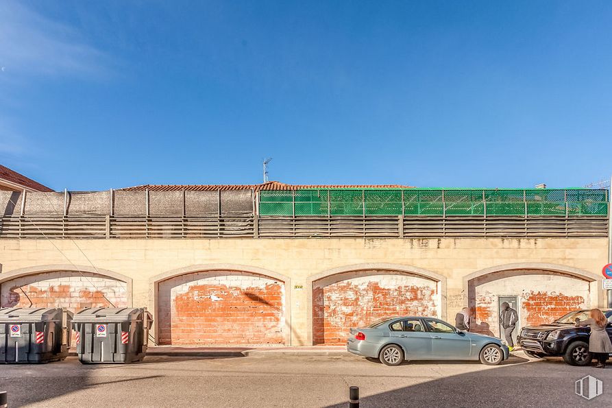 Local en alquiler y venta en Calle Santa Teresa de Jesús, Collado Villalba, Madrid, 28400 con coche, cielo, neumático, rueda, vehículo, nube, arquitectura, diseño urbano, fachada y paisaje alrededor