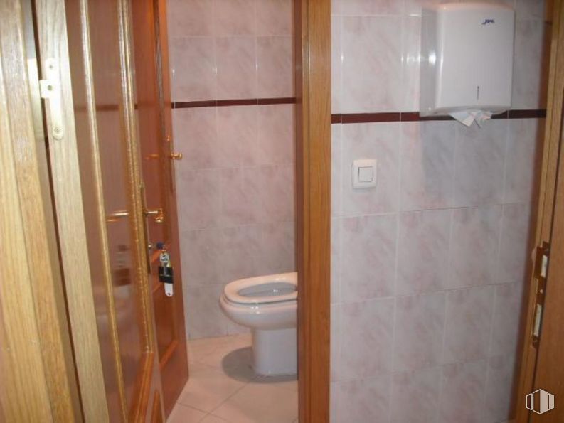 Office for rent at Avenida Guadalajara, 16, Alcalá de Henares, Madrid, 28805 with toilet, brown, property, bathroom, fixture, wood, purple, fluid, toilet seat and line around