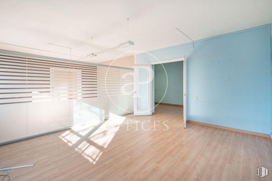 Oficina en alquiler en Paseo Castellana, Chamartín, Madrid, 28046 con persiana de la ventana, alumbrado, edificio, madera, interiorismo, hall, accesorio, suelos, suelo y sombra alrededor