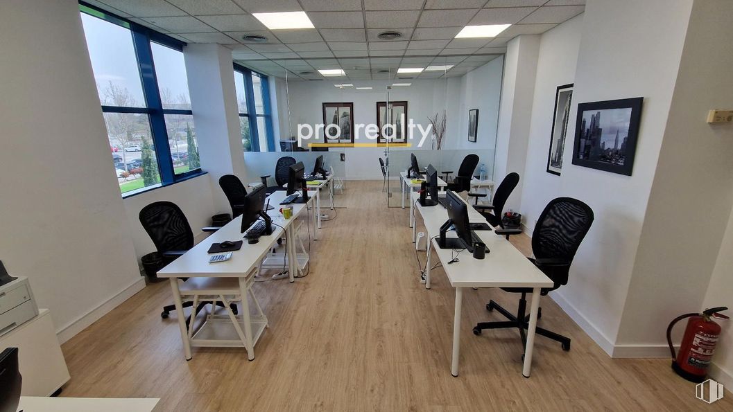 Office for sale at Calle Chile, Las Rozas de Madrid, Madrid, 28290 with chair, desk, table, picture frame, window, furniture, interior design, office chair, flooring and floor around