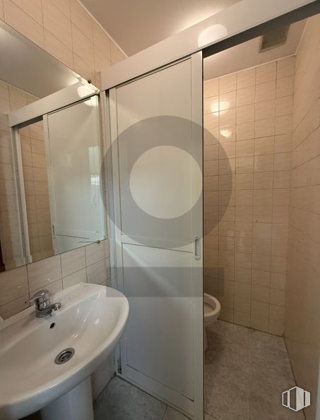 Retail for rent at Calle Benerisa, 17, Moncloa - Aravaca, Madrid, 28023 with sink, flooring, wall, floor, plumbing fixture, bathroom, bathroom sink, interior design, plumbing and room around