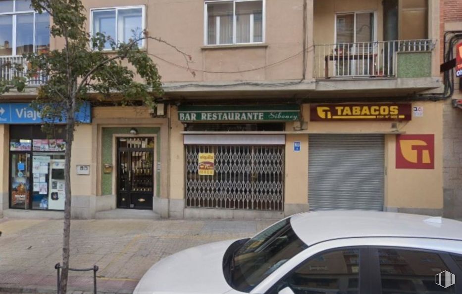 Retail for rent at Paseo Ezequiel González, Segovia, 40002 with window, car, building, vehicle, property, architecture, fixture, door, motor vehicle and automotive exterior around