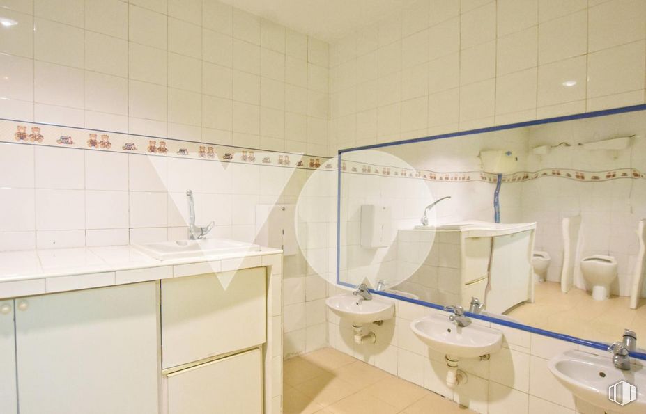 Local en venta en Avenida Machupichu, Hortaleza, Madrid, 28043 con fregadero, ebanistería, grifo, accesorio de plomería, espejo, baño, lavabo, interiorismo, suelo y piso alrededor