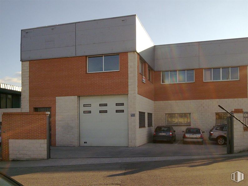 Nave en alquiler en Avenida Reyes, 3, Colmenar Viejo, Madrid, 28770 con ventana, coche, edificio, albañilería, material compuesto, puerta, hormigón, material de construcción, puerta de garaje y ladrillo alrededor