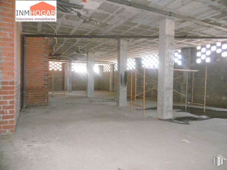 Retail for rent at Zona sur, Ávila, 05002 with floor, beam, brick, brickwork, composite material, building material, building, concrete, gas and shade around