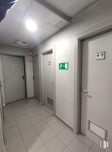 Retail for rent at Avenida Asturias, 57, Tetuán, Madrid, 28035 with door, building, fixture, floor, handle, flooring, ceiling, aluminium, glass and machine around