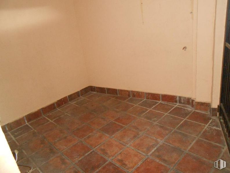 Retail for sale at Calle Barraguillo, 21, Segurilla, Toledo, 45621 with wood, flooring, composite material, fixture, rectangle, hardwood, building material, pattern, tile flooring and wood stain around