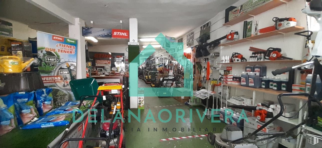 Retail for rent at Casco Urbano, Majadahonda, Madrid, 28220 with packaged goods, motor vehicle, automotive design, building, automotive tire, shelf, retail, gas, service and trade around