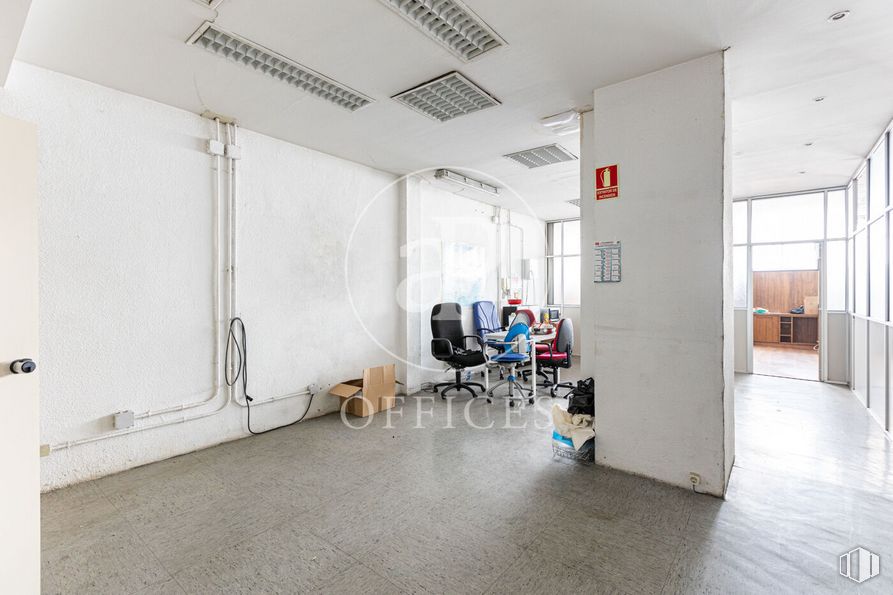 Office for sale at Calle Alfonso Gómez, San Blas - Canillejas, Madrid, 28037 with chair, fixture, building, interior design, flooring, floor, hall, ceiling, event and room around